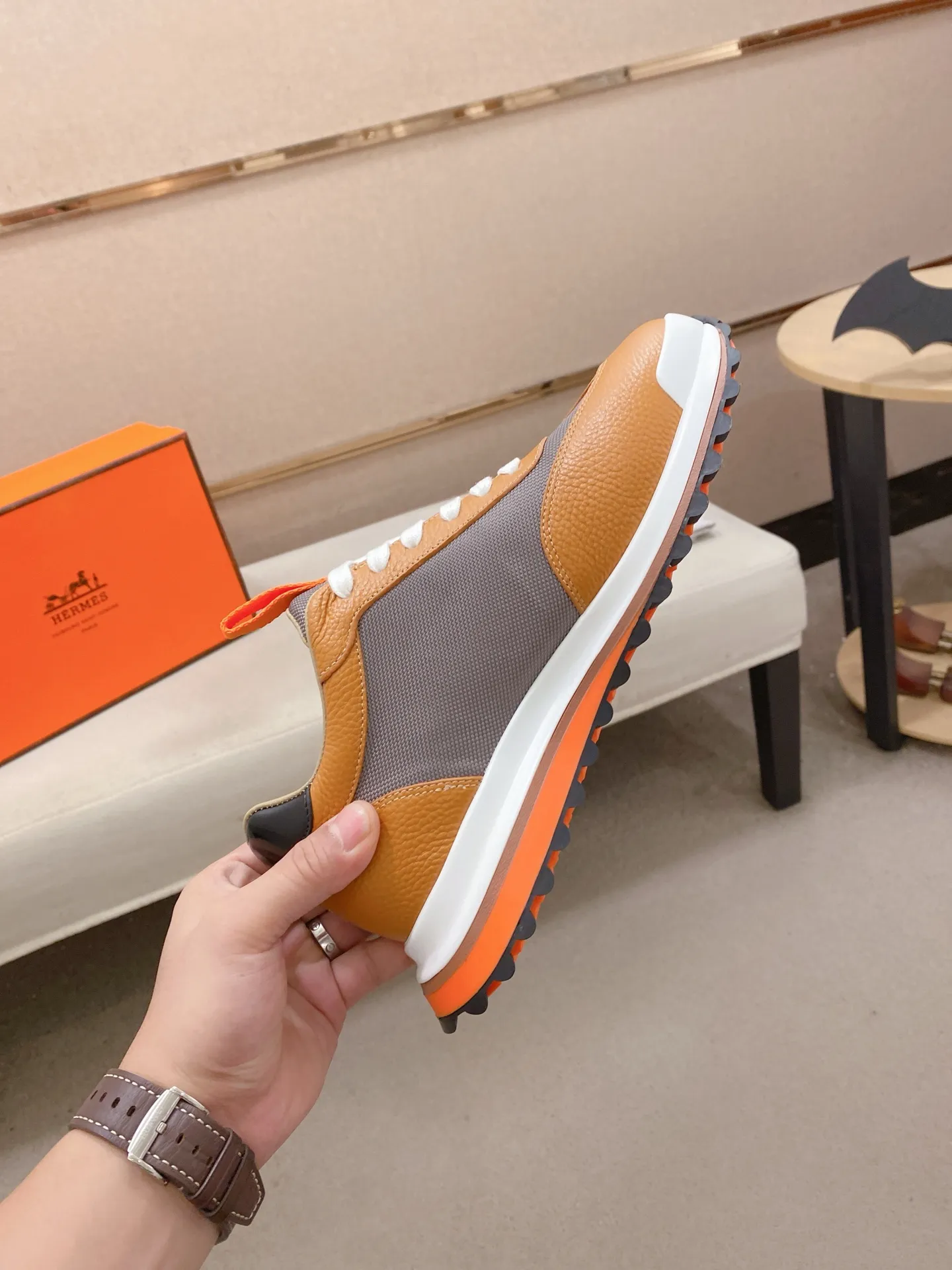 Men's shoes💰: 640💰HERMES/Hermes Leader sneakers! Tech twill, calfskin and suede goatskin sneakers featuring paneled multicolor twill, calfskin and suede. Lightweight geometric sole for a stylish urban look. Product details: White and orange rubber sole Black rubber sole with orange rubber insert Light natural leather insert White rubber toe cap Beige lambskin insole and lining Cotton strap, rubber lettering Sole height: 4cm Size: 38-39-40-41-42-43-44 (45.46 custom-made)
